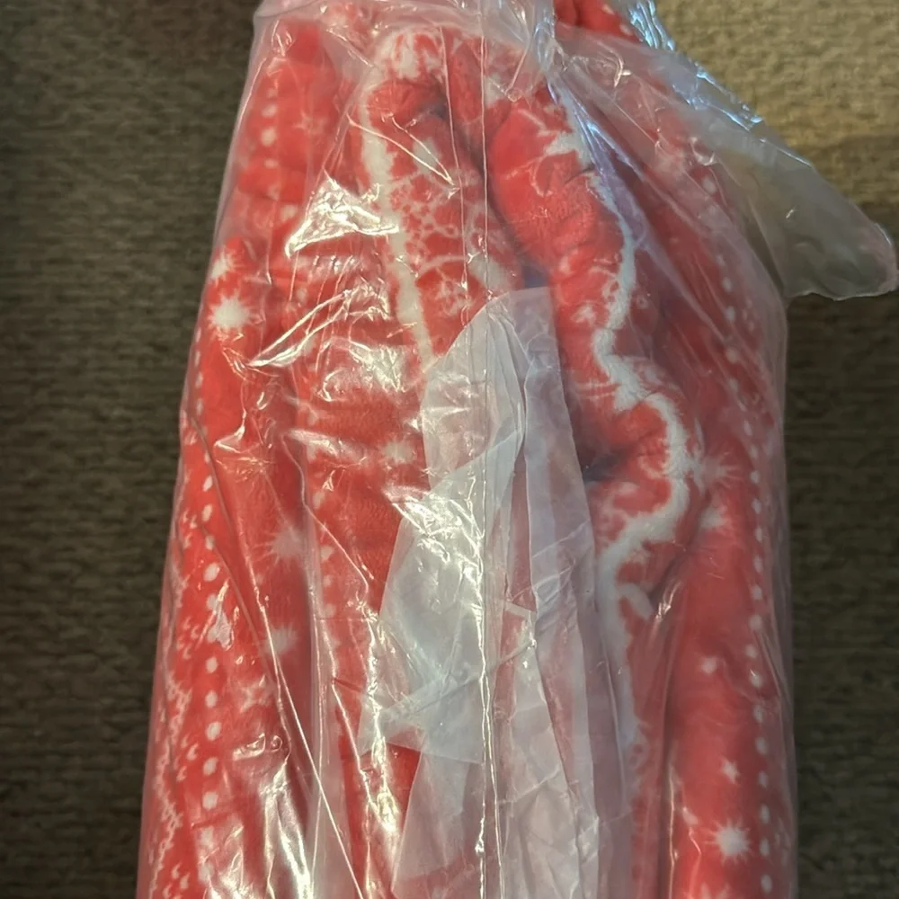 VICTORIA SECRETS PLUSH FLEECE BLANKET NEW WITH‎ TAGS